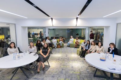 Հայ մայրերին իրազեկման միջոցառմանը նստած են