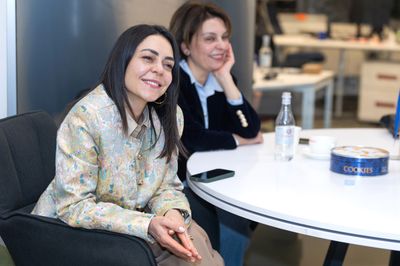 Միջոցառման երկու մասնակիցներ լսում են