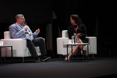 Հայաստանի տեղեկատվական համակարգերի գործակալության տնօրենը և DigiTec 2024 միջոցառման մյուս կին խոսնակը նստած են և մասնակցում են քննարկման «Թվայնացման ռազմավարությունների լավագույն փորձն աշխարհում և Հայաստանի ներկայիս գործողությունները» թեմայով: