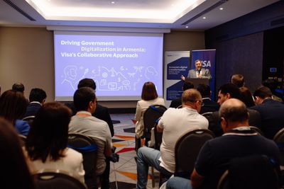 Տեղեկատվական համակարգերի գործակալության տնօրեն Ներսես Երիցյանը բեմում ելույթ է ունենում ՝ հանդիսատեսին ներգրավելով իր շնորհանդեսով։