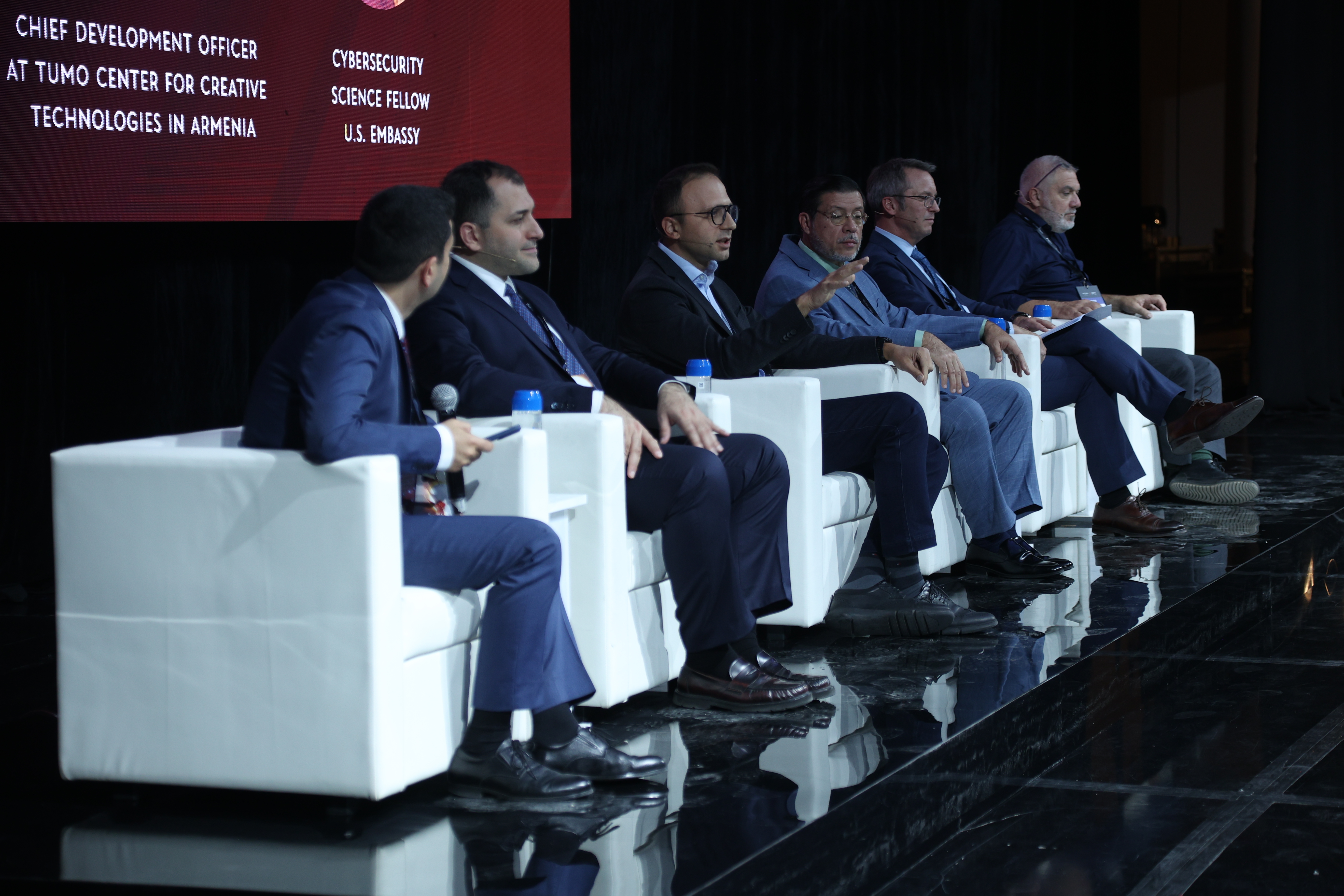Պանելային քննարկում է, մոդերատորը ՀՏՀԳ կիբեռանվտանգության տնօրեն Շանթ Քասսարջյանն է