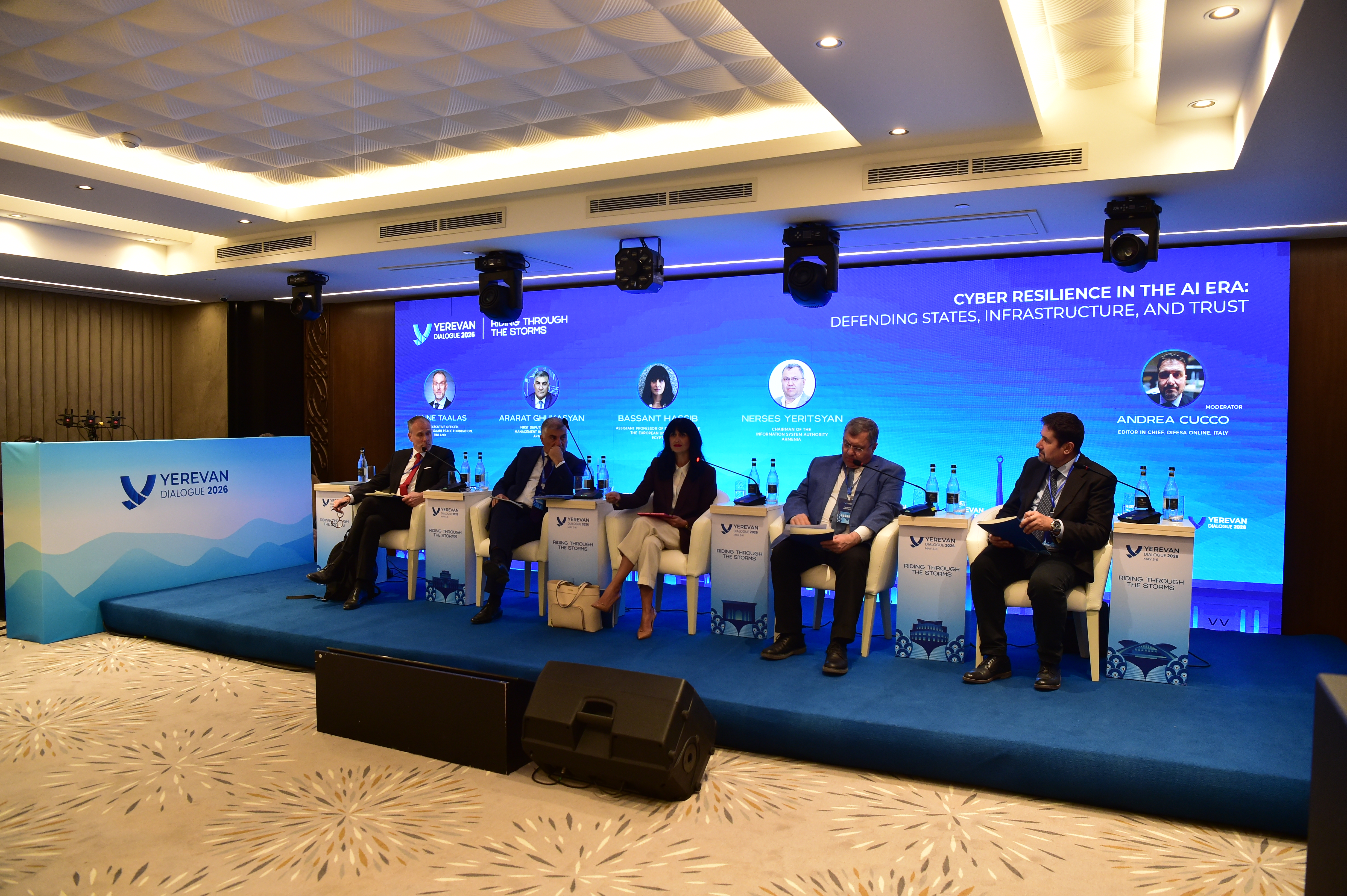4 participants of panel discussion and the moderator, discussing cyberresilience and AI 