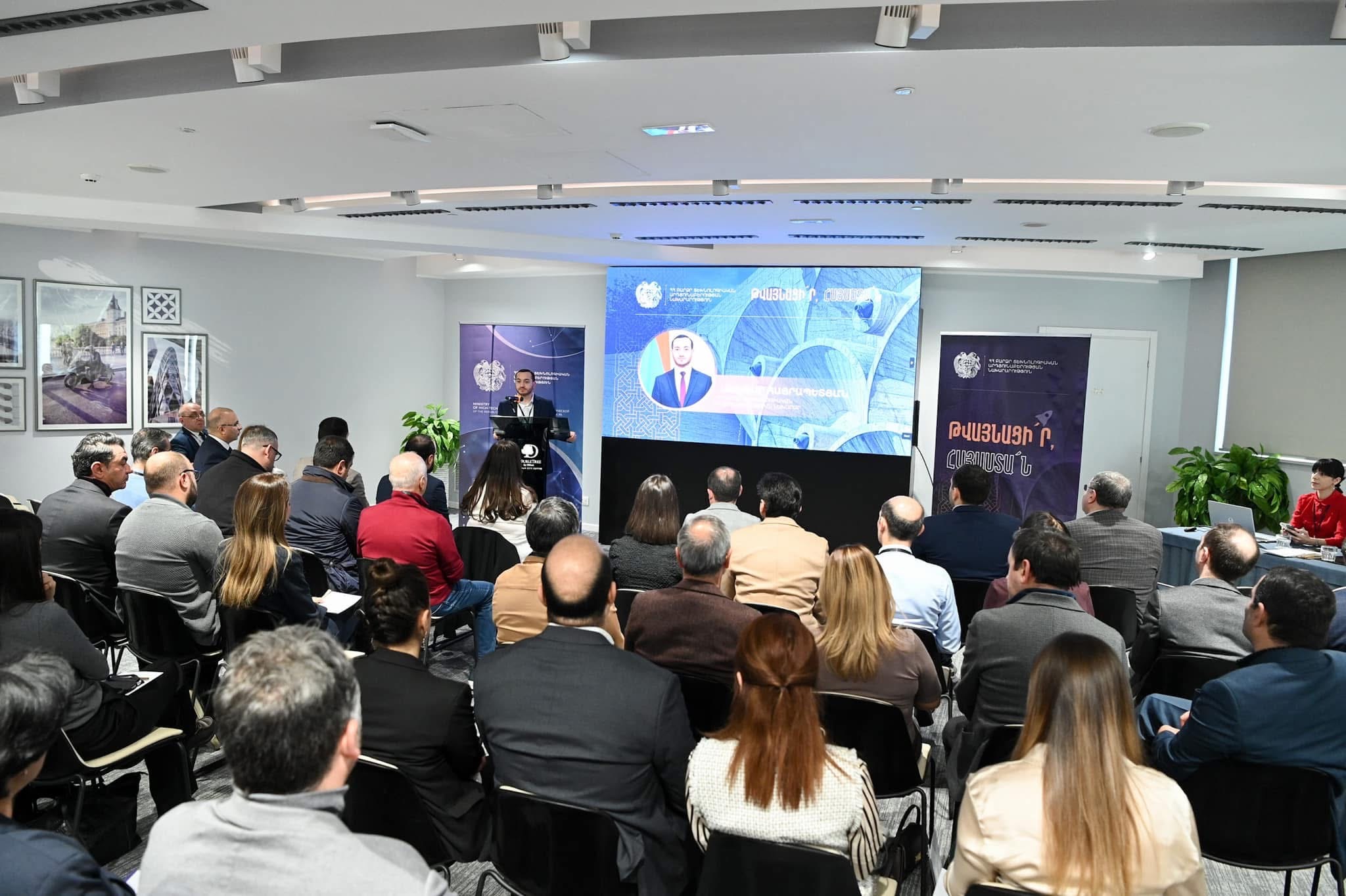 Minister of High-Tech Industry having a speech during an event