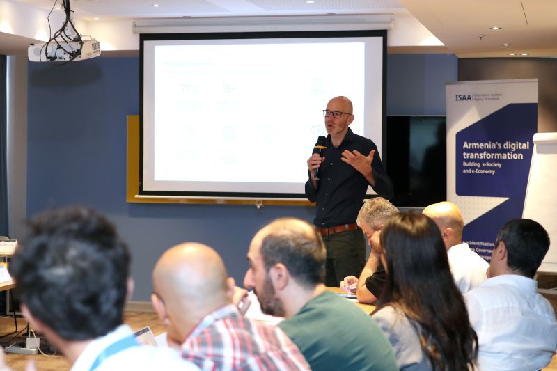 Expert is presenting cybersecurity incident response methods