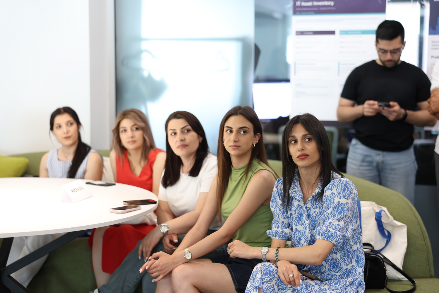 5 հյուրերը նստած նայում են ձախ