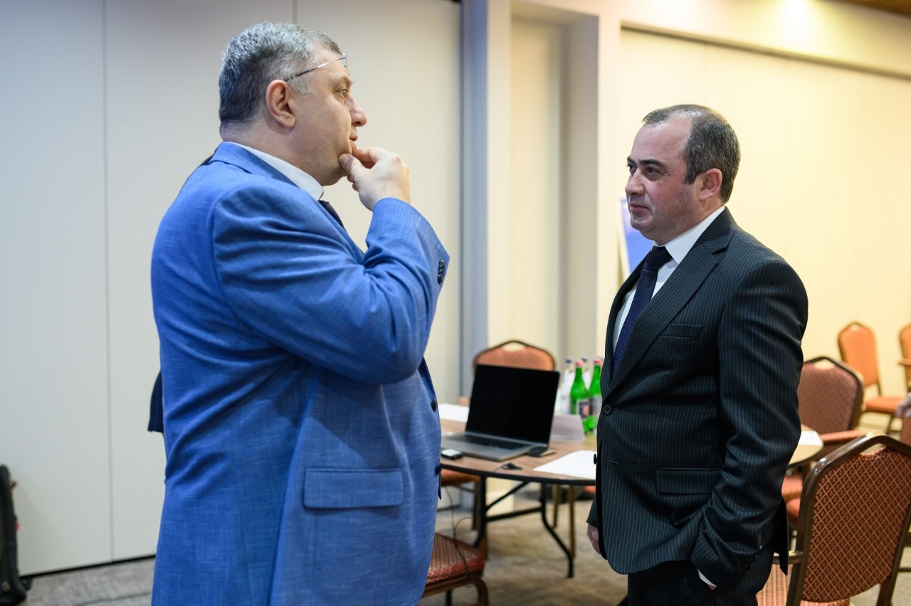 Nerses Yeritsyan, talking to deputy minister 